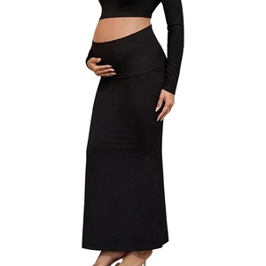 Vue latérale de la jupe de maternité noire taille haute avec tissu élastique ajusté