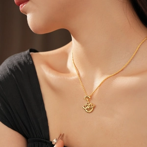 Gros plan du collier doré avec pendentif en forme de feuille d'éventail sur le mannequin