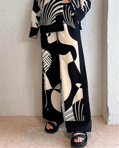 Détail du pantalon large à taille haute avec imprimé abstrait noir et blanc moderne