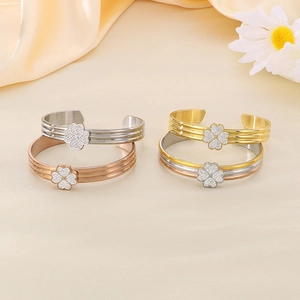 Détail du bracelet trèfle avec diamants et pétales de nacre en différentes finitions de métal