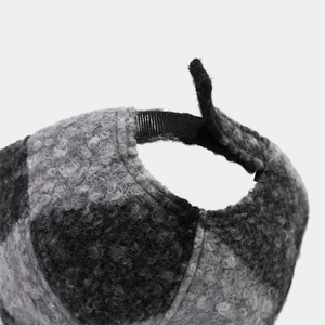 Détail de la casquette de baseball en laine d'agneau à carreaux avec fermeture velcro