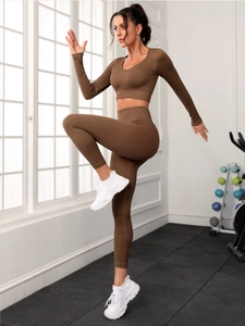 Nahaufnahme des braunen gerippten Yoga-Sets mit langärmligem V-Ausschnitt-Top und hoher Leggings