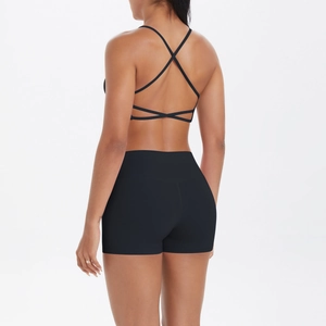 Détail des bretelles croisées du soutien-gorge de yoga et du short taille haute noir