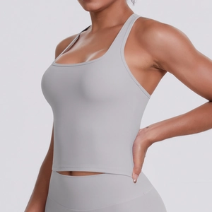 Gros plan du débardeur de sport gris clair montrant le tissu élastique et respirant