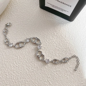 Elegante collar de plata con eslabones de letras CD y brillantes piedras de circonita