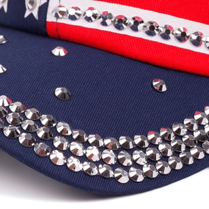 Vue détaillée d'une casquette femme drapeau américain avec strass sur tissu bleu marine