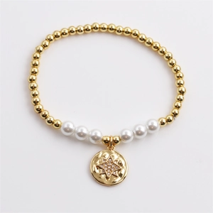 Bracelet à perles dorées avec perles blanches et pendentif disque étoile étincelant