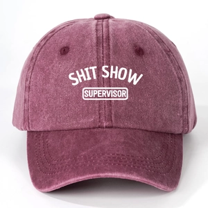 Détail de la texture en coton du bonnet de baseball avec imprimé SHIT SHOW
