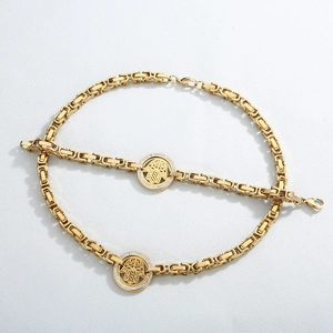 Gros plan sur la parure dorée Main de Fatma comprenant collier et bracelet en zircon