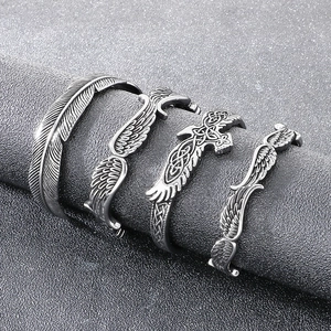 Set aus vier Vintage Wikinger-Ringen mit keltischem Knoten und Federmuster in Altsilber-Optik