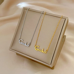 Minimalistische Halsketten aus Titanstahl mit Goodluck-Anhänger in Gold und Silber