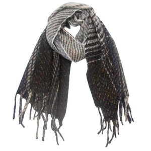 Detalle de bufanda suave de invierno con tejido mixto gris marrón y borlas de flecos