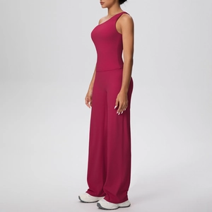 Détail du haut de yoga asymétrique bordeaux et du pantalon large à taille haute