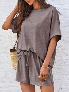 Detail eines kaffeebraunen Freizeit-Sets mit Oversize-Tee und Tunnelzug-Shorts