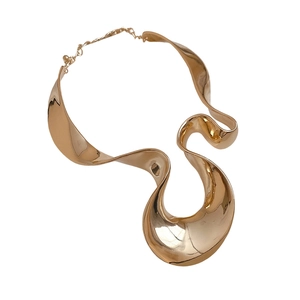 Collier ras du cou irrégulier en métal doré avec un pendentif au design géométrique large