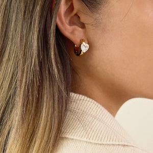 Elegante gouden hartoorbellen met zirkonia gedragen voor een luxe en dagelijkse uitstraling