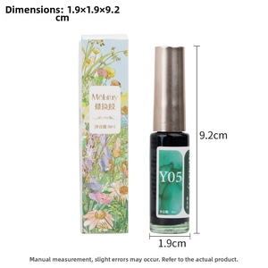 Detail von 8ml smaragdgrüner Nagelaquarell-Marmortinte Y05 mit floraler Verpackung