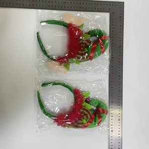 Détail de serre-têtes de lutin de Noël rayés avec dimensions indiquées par une règle
