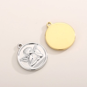 Vue détaillée du pendentif ange Cupidon argenté et du breloque ronde en acier doré poli