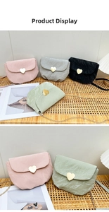 Détail de mini sacs selle matelassés avec boucles coeur dorées et bandoulières chaînes