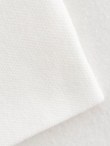 Macro du tissu en maille blanche montrant les détails de tissage fin du débardeur