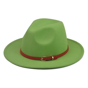 Detailansicht neongrüner Wollfilzhut mit rotem Lederband und goldener Gürtelschnalle