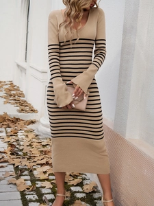 Détail d'une robe midi en maille rayée avec col en V et feuilles d'automne et pochette
