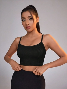Sujetador deportivo negro de canalé sin costuras con tirantes finos para yoga
