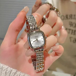 Orologio al quarzo quadrato in argento da donna con quadrante minimalista e cinturino