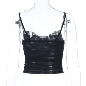Détail d'un caraco noir en dentelle et tulle avec fronces et texture transparente sexy