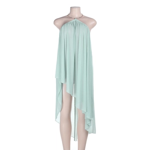 Détail de robe licou vert clair avec ourlet asymétrique et col en métal élégant