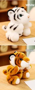 Details von weißen und braunen Plüsch-Tiger-Anhängern mit weichen Texturen und Gesichtern