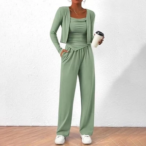 Détail du tissu de l'ensemble trois pièces vert avec cardigan et pantalon large