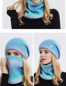 Vue détaillée de l'ensemble bonnet et écharpe en tricot dégradé avec écussons Sport
