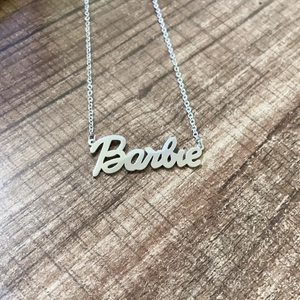 Dettaglio della collana Barbie in acciaio inossidabile argento con finitura lucida