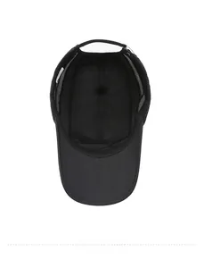 Vista interna del cappellino da baseball nero con fodera traspirante e fibbia in metallo
