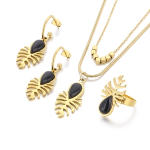 Parure de bijoux dorés avec pierre œil-de-chat noire, collier double, bague et boucles