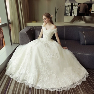 Elegante abito da sposa con spalle scoperte e ricamo in pizzo con gonna a trapezio