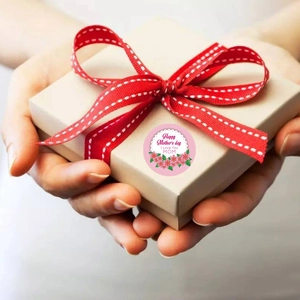 Nahaufnahme von rosa Alles Gute zum Muttertag Aufklebern auf einer Kraft-Geschenkbox