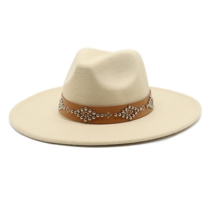 Cappello jazz classico in lana beige a tesa larga con fascia in pelle borchiata