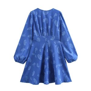 Robe mini rétro bleue style denim avec jacquard paisley, col en V et taille plissée cintrée