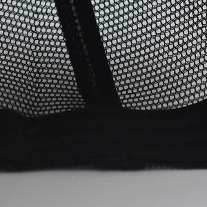 Vue détaillée du matériau en maille noire respirante et de la sangle interne renforcée