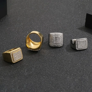 Dettaglio di anelli hip hop quadrati con zirconi bianchi in finitura oro e argento