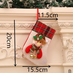 Dimensions détaillées de la chaussette de Noël avec bonhomme de neige et cloches