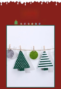 Detailaufnahme von Weihnachtsanhängern aus Filz mit Holzklammern an einer Juteschnur