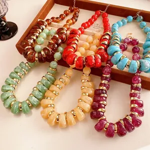 Colliers vintage en perles rondes aux couleurs variées avec style bohème chic