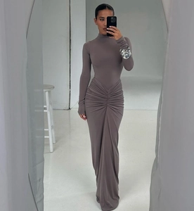 Détail du design froncé à la taille sur cette robe longue moulante de couleur gris-brun