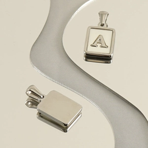 Pendentif rectangulaire argenté avec nacre blanche et lettre A en relief, double vue