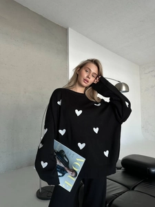 Maglione oversize nero in maglia con motivi a cuore bianchi e girocollo da donna