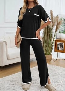 Ensemble en maille noire avec rayures contrastées blanches et manches courtes pour femme
